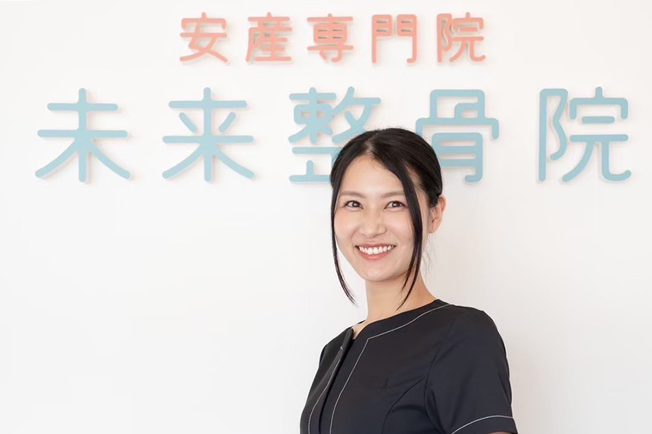 女性スタッフ画像